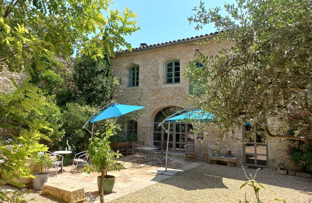 18th c. post house in Gard stone, sleeps 8 to 10. Exceptional