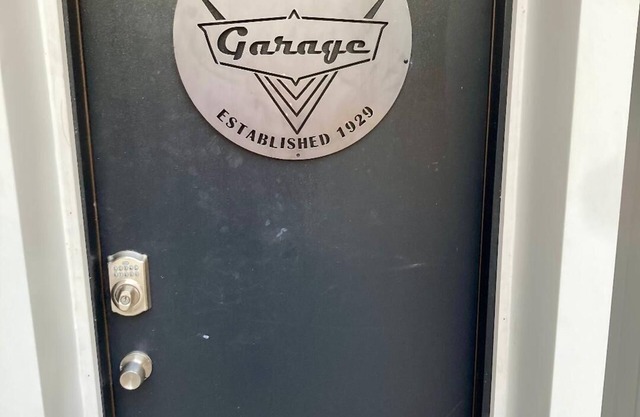 1929 Man cave apartment with 1 bedroom and AC, fiber optic WiFi in Hillsdale
