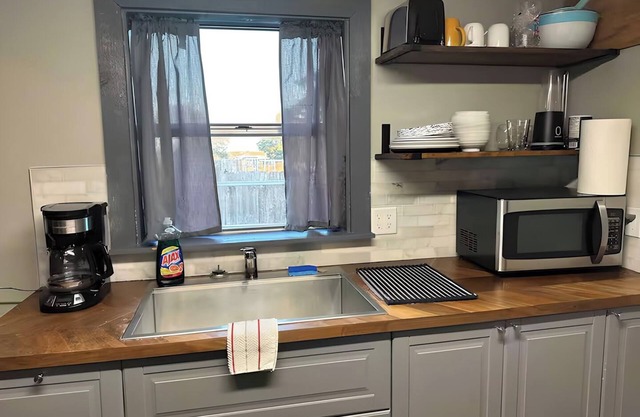 1bd Loft Close to Roscoe /Snyder. Ample parking, Good Wifi, Very Private