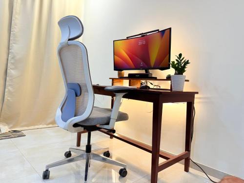 1BHK- Modern spacious workstay - Livin Central