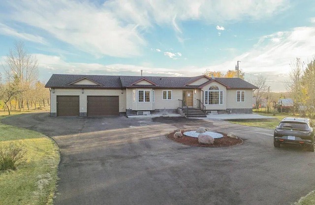 2.5 acres farm house, luxury house with wet bar, 10 min Edmonton int-airportn