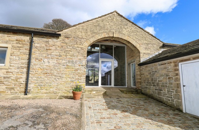 2 BARN COTTAGES, family friendly, with a garden in Norwood Green