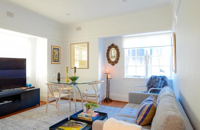 2 Bdrm Art Deco Apt Stroll To Bondi Junction