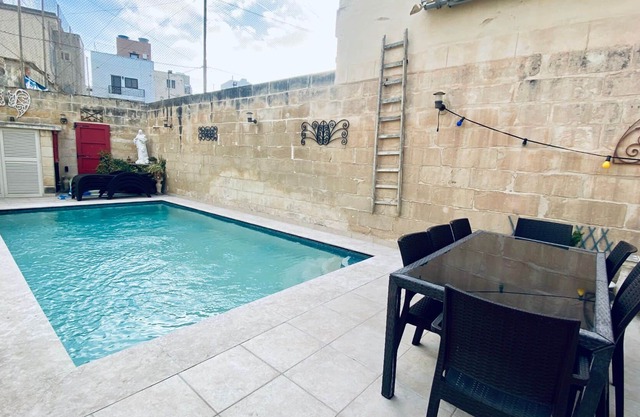✓2 BDRM✓Central✓Pool✓BBQ✓Fire Pit✓BRKFAST Menu included
