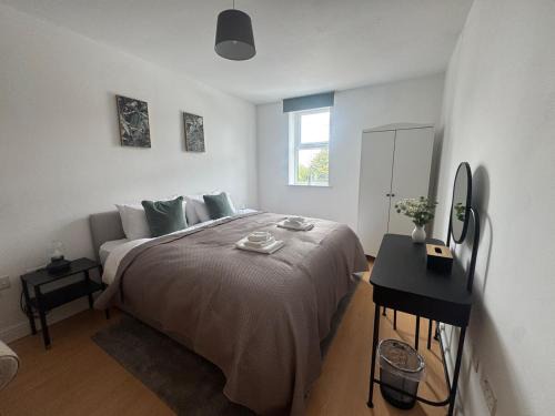 2 bed - 2 bath, gated parking, M62 J27