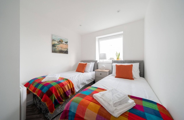 2 bed apartment minutes from beach