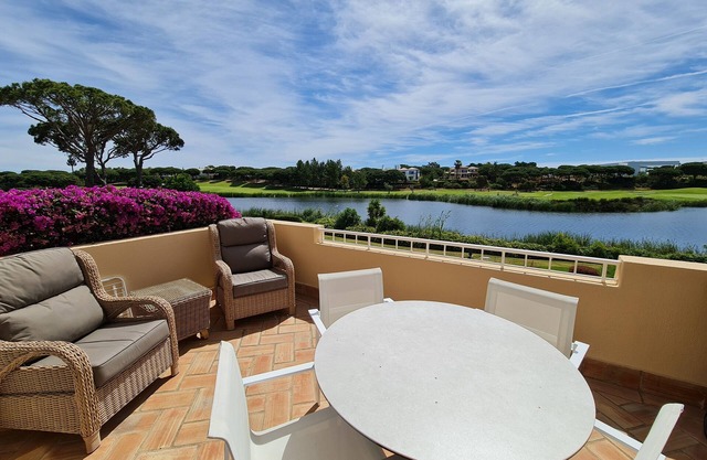 2 bed apartment with lake views Sao Lourenço Quinta Lago