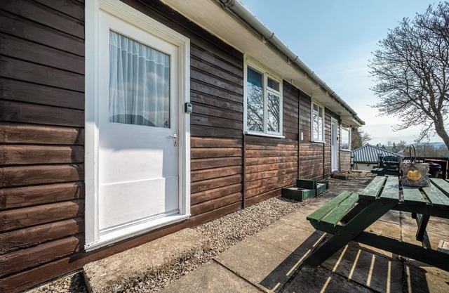 2 Bed Chalet - Sleeps 4 - Parking - Wifi