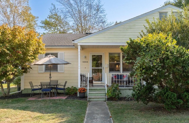 2 bedroom 1.5 bath home 8 blocks to beach - Sleeps 4