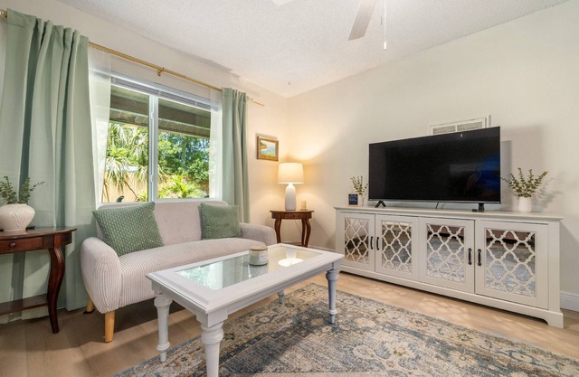 2 Bedroom 1 Bath Unit, Right by Downtown New Port Richey! Grill, Putting Green, Close to Main St!