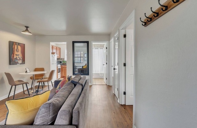 2 Bedroom 1 Bathroom - 1 Mile From Broadway!