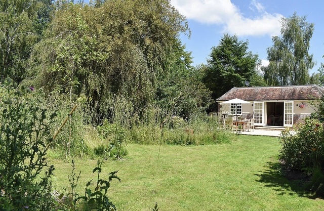 2 bedroom accommodation in Winterbourne Dauntsey, near Salisbury