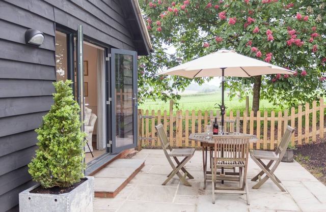 2 bedroom accommodation in Beauworth, near Alresford