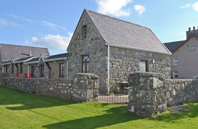 2 bedroom accommodation in Llanystumdwy, near Criccieth