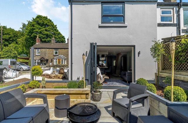 2 bedroom accommodation in Glossop