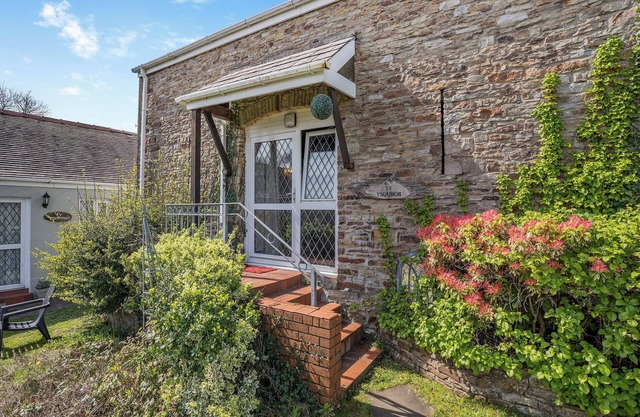 2 bedroom accommodation in Gowerton, Gower