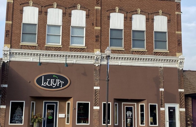 2 bedroom apartment in downtown Zumbrota. Sleeps 4-6.