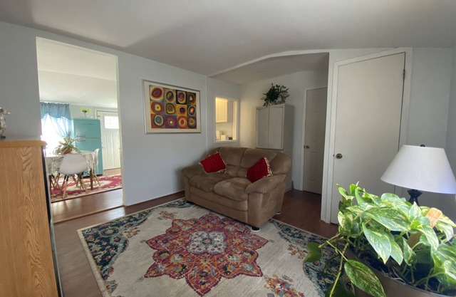 2 bedroom apartment minutes away from Gambling, Bars, Restaurants, Water Park.