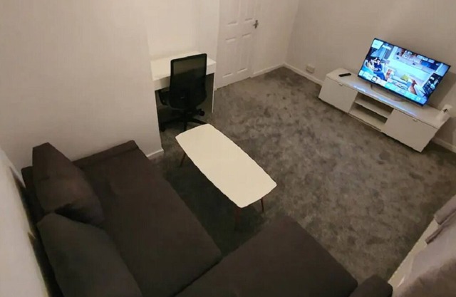 2 Bedroom Apartment near JLR, Coventry Airport and more
