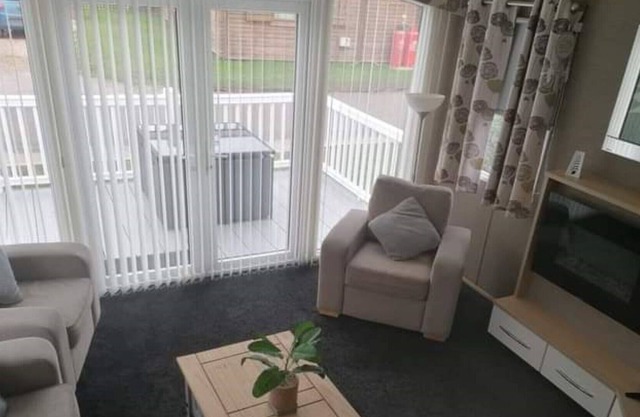 2 bedroom caravan 5 minute walk to the park/ restaurant and swimming pools