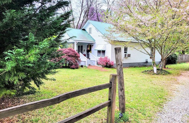 2-bedroom cute farmhouse near Athens, GA