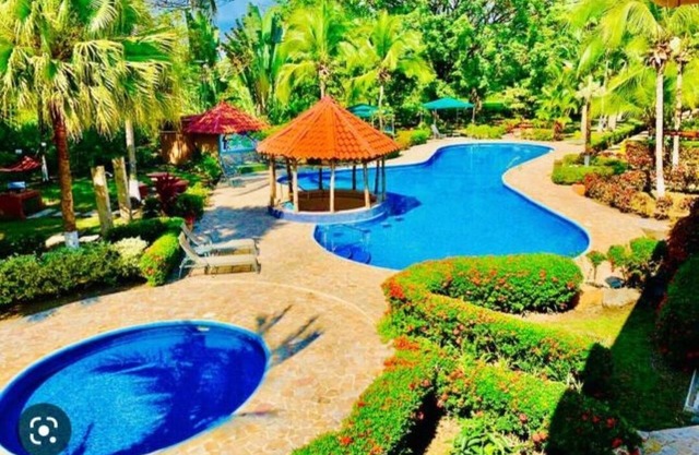 2 Bedroom Family Apartment near Manuel Antonio with pool, tennis, BBQ, Free WIFI