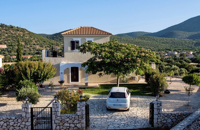 2 Bedroom Villa, Private Pool Stunning Castle/Mountain Views, Close to Sea, WiFi