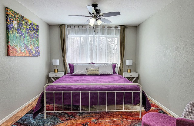 2 bedroom Hide-a-way with Balcony- minutes from Lake George