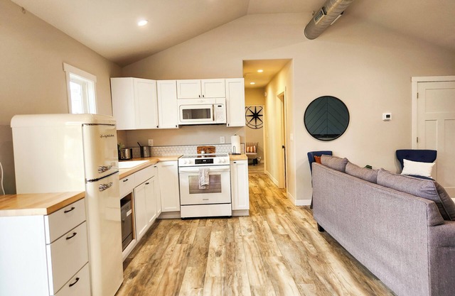 2-bedroom home in Cheyenne near CFD, FE Warren, downtown with AC, WiFi, laundry