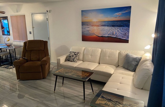 2 Bedroom Home 20 Minutes From Everything!