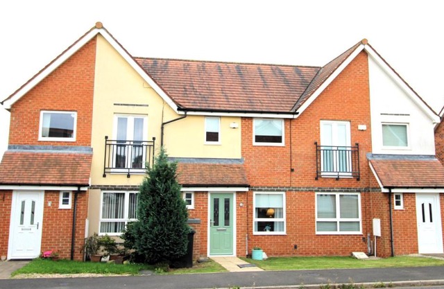 2 Bedroom House - Beautifully Decorated & Furnished - Parking - Large Garden