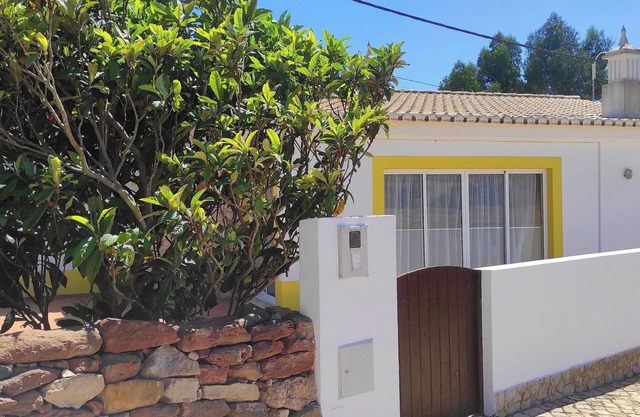 2 bedroom house with garden and secluded BBQ area, free Internet, beaches