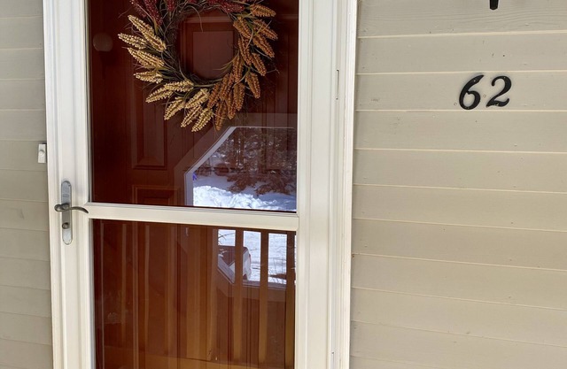 2 bedroom (sleeps 6) cozy condo in the heart of North Conway, NH.