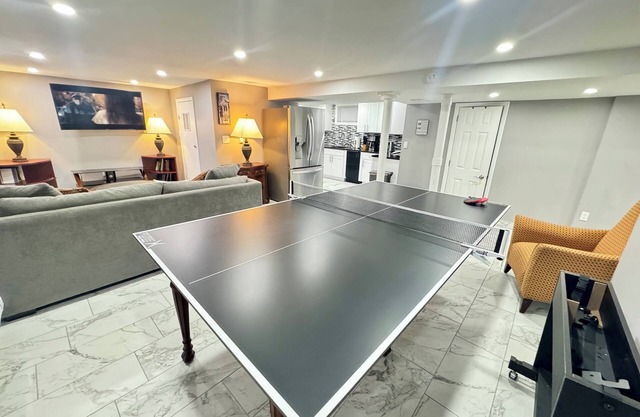 2-bedroom sleeps 6 with ping pong table, WiFi, AC & Laundry in Newark