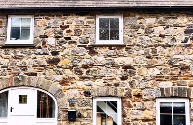 2 bedroom sleeps 5 dog-friendly coastal cottage. 5 Star comfort, character and location.