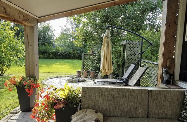 2 bedroom small cottage 1 minute to beach OPTIONAL bunkie with queen bed