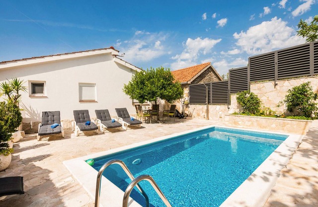 2 bedroom stunning home in Desne