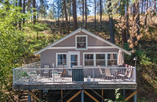 2-Bedroom w/a loft Secluded Cabin on Serene Lake Roosevelt with AC
