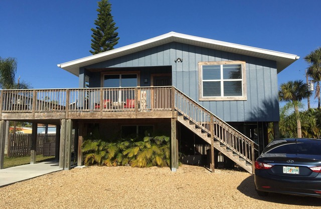 2 Bedrooms- 2 Bicycles- 2 Minute WALK to the Beach- 2 miles from Times Square!