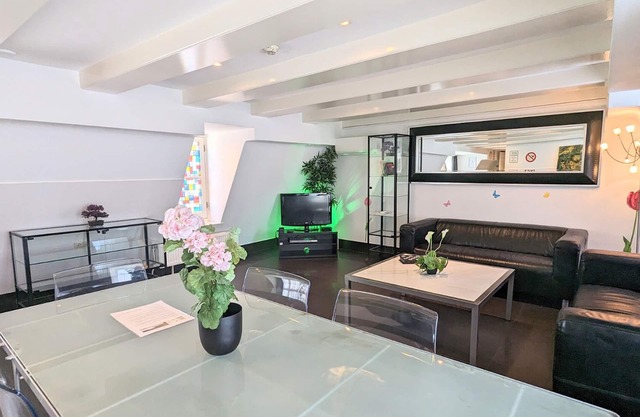 2 Bedrooms Apartment with Balcony in Amsterdam City Center