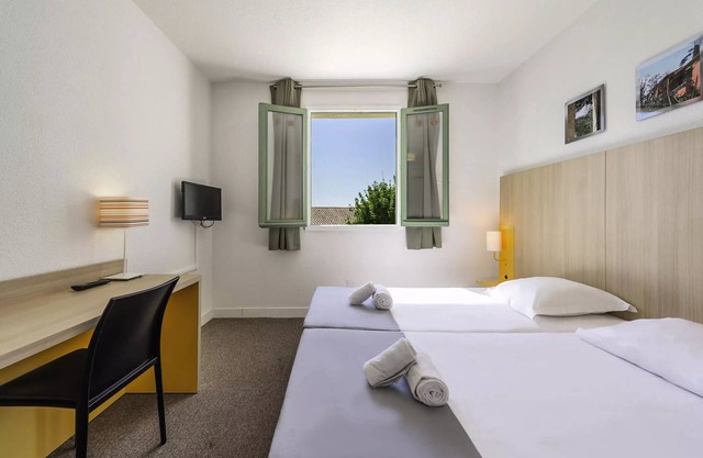 2 Bedrooms + Sleeping Area Classic 2 Adults and 2 Children Terrace