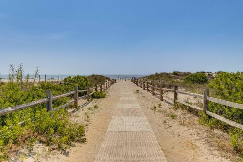2 Blocks to Beach Access Ocean City Adventure!