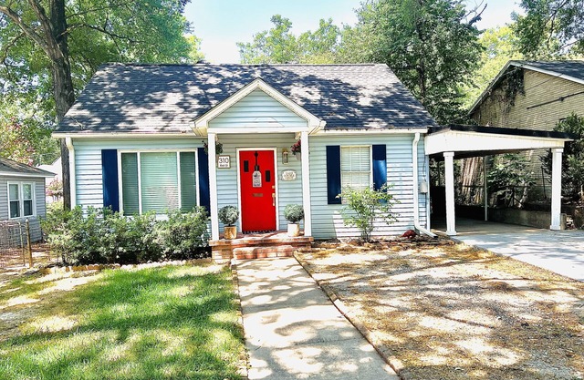 2 Blocks to Oaklawn Casino, 1 Mile to Majestic Park, & 1 Mile to Downtown