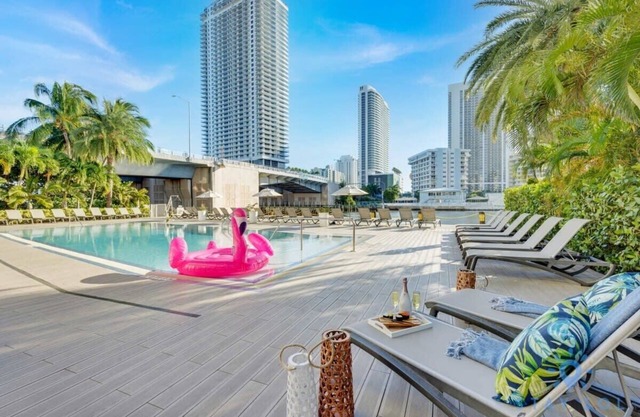 2 Br Apartment w/Balcony,Pool and Views