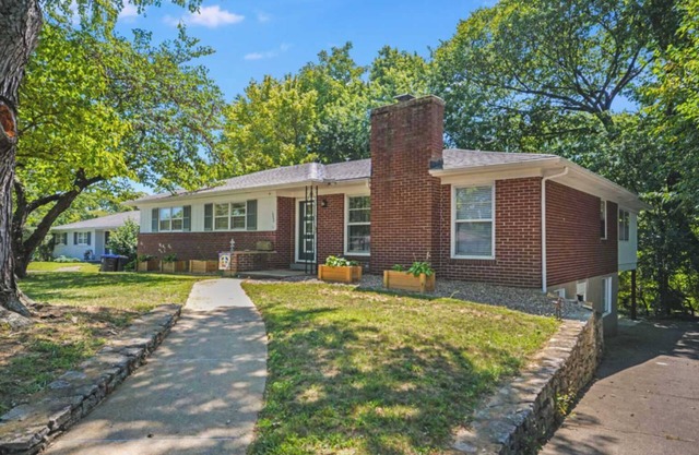 2-BR Home w 3 Smart TVs |Patio|Backyard |Fire Pit