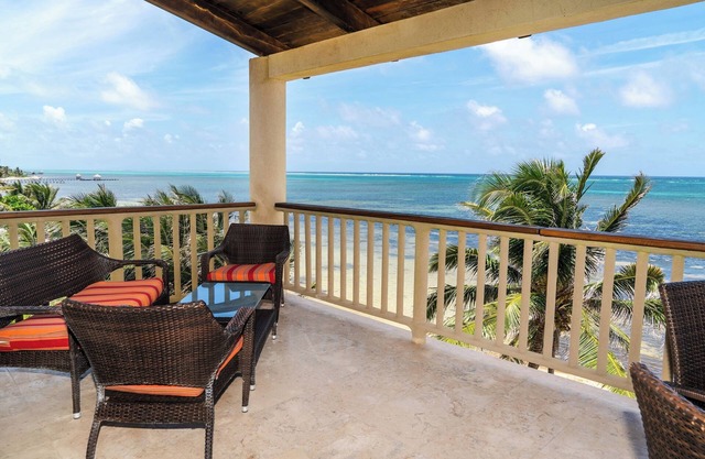 2 BR Oceanfront Condo with Barrier Reef Views, Resort Pools, Sleeps 5