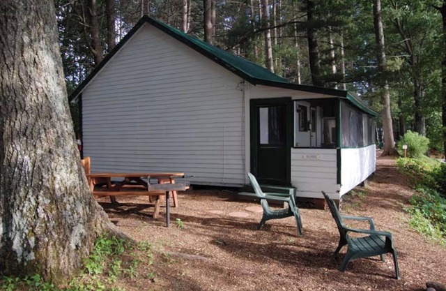 2 BR Waterfront Cottage Overlooking the Water and Mountain Sunsets!