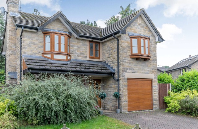2 CARR FARM CLOSE, family friendly, with hot tub in Glossop