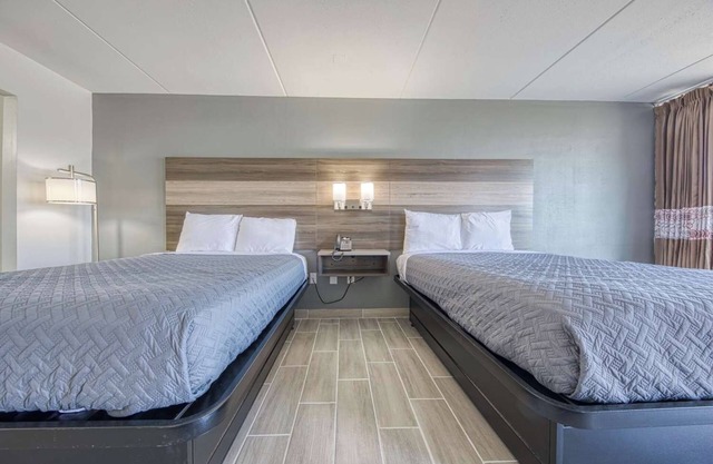 2 Cozy Rooms off Hwy 27 w/Outdoor Pool, Free Breakfast - Near Big South Fork