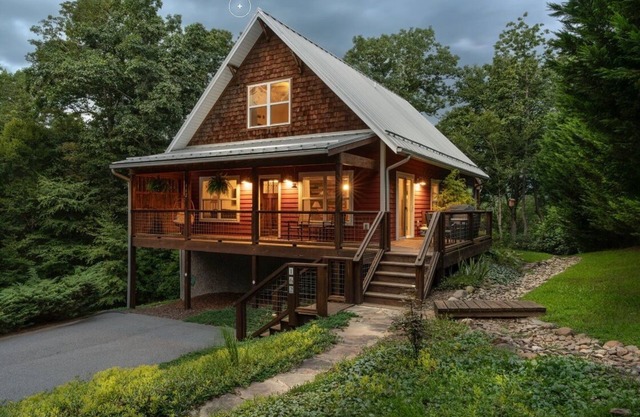2 King Beds/Mountain Views/Near the Ecusta Bike Trail/Clean & Well Stocked